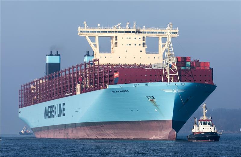 Das Foto zeigt die „Milan Maersk“ auf Höhe Finkenwerder– ihr baugleiches Schwesterschiff, die „Marseille Maersk“ wird am 15. Februar in Hamburg erwartet. Foto: Löffler