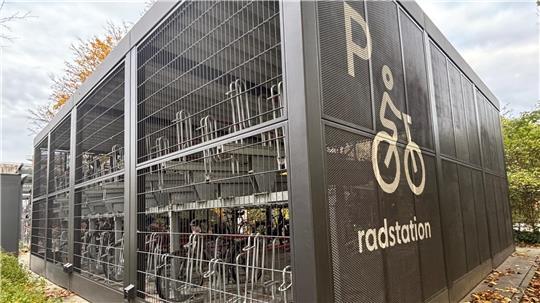 Das Foto zeigt die Radstation am S-Bahnhof Neugraben. Die Stadt Buxtehude beabsichtigt im Falle eines Bahnhofsneubaus, ein Fahrrad-Parkhaus mit 750 bis 800 Plätzen zu errichten.