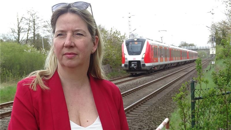 Das Foto zeigt die niedersächsische Landtagsabgeordnete Birgit Butter (CDU) an den Bahngleisen zwischen Neukloster und Horneburg.