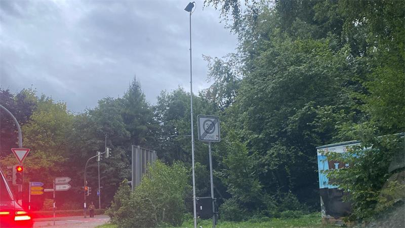 Bahnhofstraße in Buxtehude: Wie gut klappt der Verkehrsversuch? Das Foto zeigt eine Kamera (Bildmitte) an der Hansestraße in Buxtehude. Die Stadt Buxtehude untersucht, ob sich im Zusammenhang mit dem Verkehrsversuch in der Bahnhofstraße Verkehrsströme verlagert haben.
