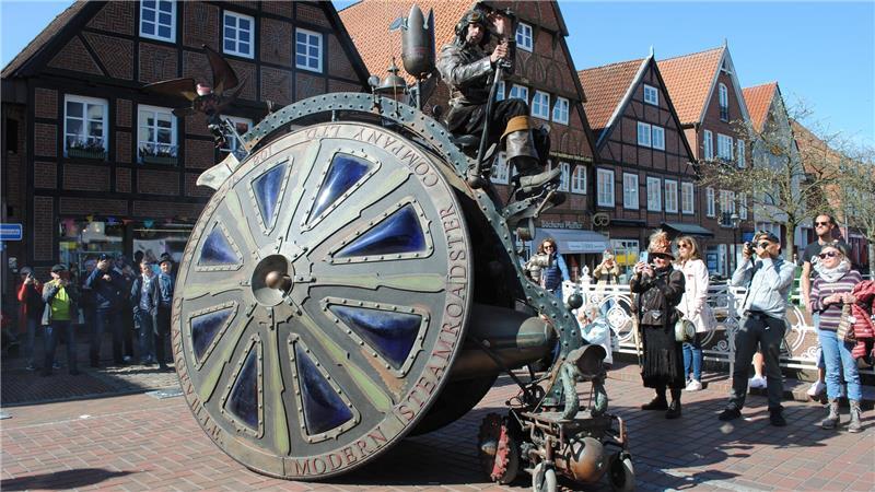 Das Foto zeigt eine Maschine beim Steampunk-Festival 2023 in Buxtehude. Steampunk-Fahrzeuge erinnern an das Zeitalter der Dampfkraft. Messing- und Kupferteile sind typisch für sie.