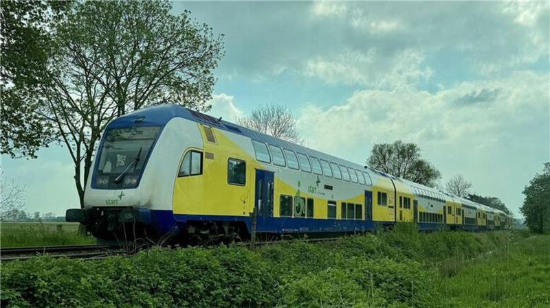 Pendler können aufatmen: Start-Züge fahren wieder bis zum Hauptbahnhof Das Foto zeigt einen Zug von Start Unterelbe in Höhe Hemmoor auf der Fahrt in Richtung Hamburg.