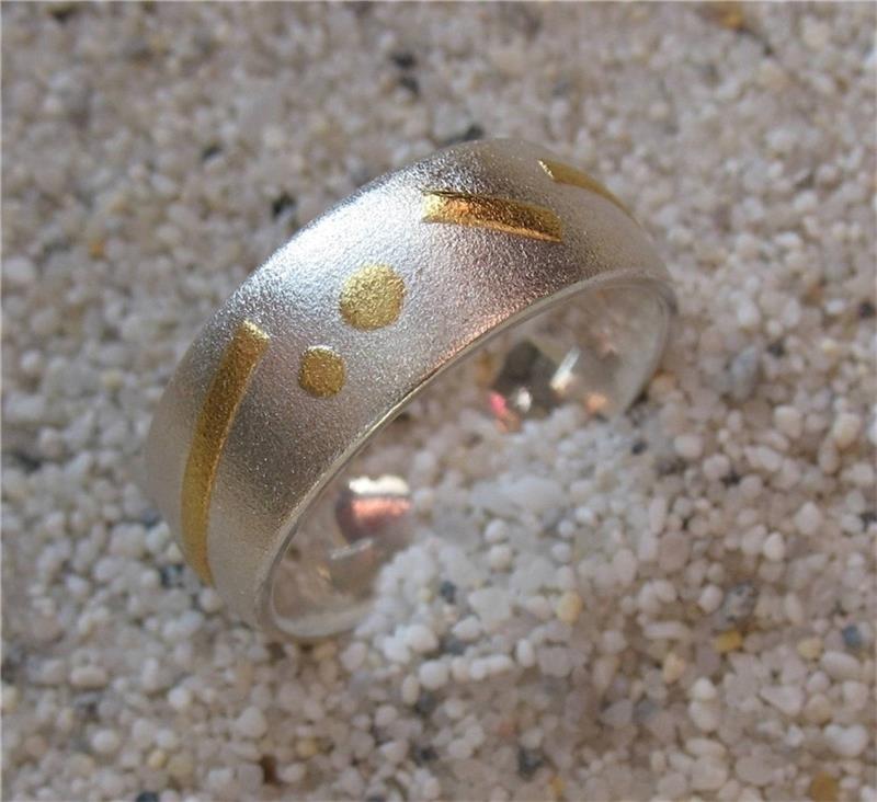 Das Foto zeigt einen von der Goldschmiedin und Kunstdozentin Gabriele Apelt gestalteten Ring.