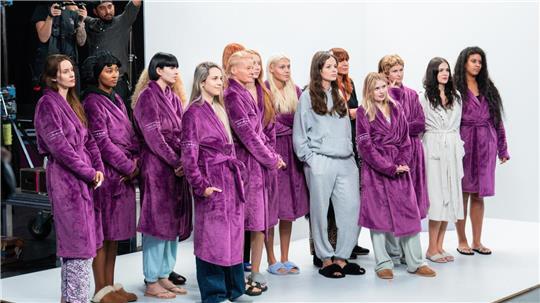 Das Foto zeigt (v.l.) Jule; Safia; Magi; Laura K.; Annett; Daniela; Lisa B.; Katrin; Eva; Zoe; Canel; Aaliyah. Xenia gehört zu den Frauen, die verdeckt stehen.