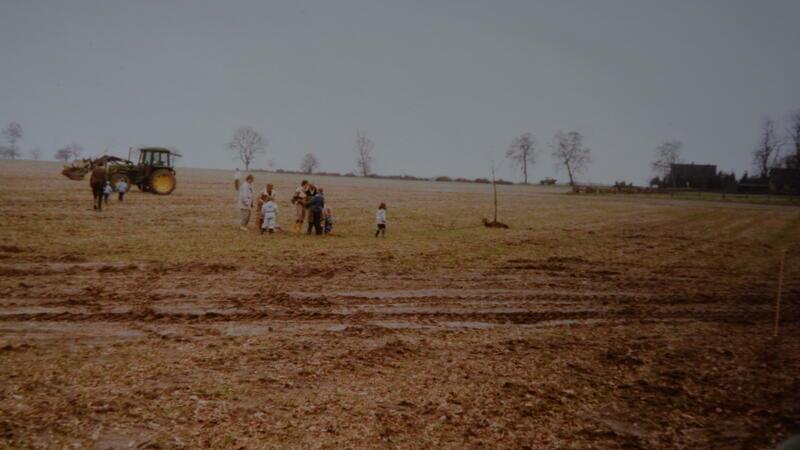 Das Foto zeigt, wie vor 40 Jahren auf der mit Furchen durchzogenen Geestlandschaft der Golfplatz in Immenbeck geschaffen wurde. Für den Landschaftsschutz sei jeder größere Baum nummeriert und erfasst worden.