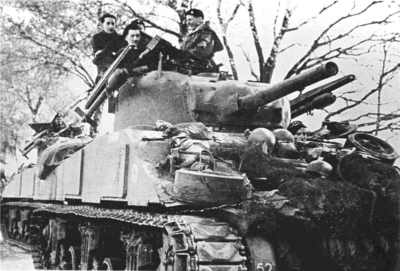 Das Foto zeigt zwei Tote von Kutenholz, Frank Lock (links) und Stanley Somerset, auf einem Sherman-Panzer bei Namur. Vorne links ist der Captain Robert Thomas Boscawen zu sehen, er wurde am 1. April schwer verwundet, die beiden Guardsmen st