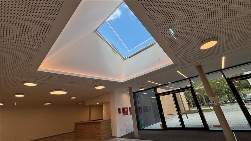 Buxtehudes modernste Schule: So sieht der HPS-Neubau von innen aus Das Foyer im Neubau wird die Halepaghen-Schule auch für Elternabende und Berufsinformationsbörsen nutzen. Architektonischer Clou ist das Dachfenster.