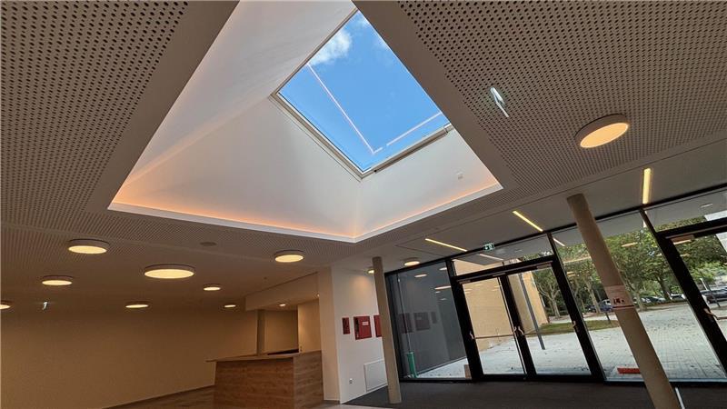 Nach fünf Jahren Baustelle: Die Schulleiterin ist hin und weg Das Foyer im Neubau wird die Halepaghen-Schule auch für Elternabende und Berufsinformationsbörsen nutzen. Architektonischer Clou ist das Dachfenster.