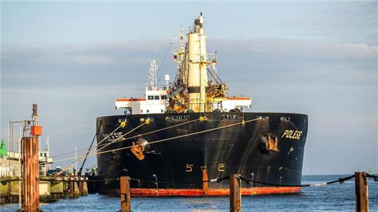 Das Frachtschiff "Polesie" hatte tagelang in Cuxhaven festgemacht.