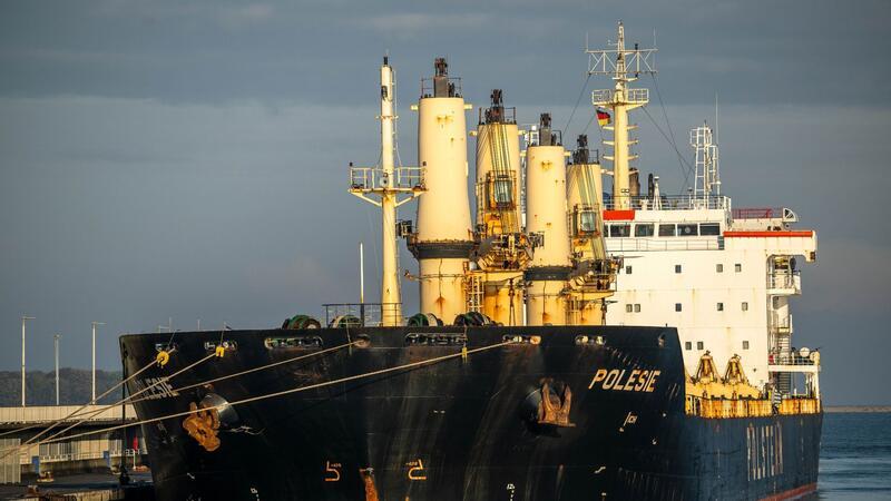 Das Frachtschiff „Polesie“ in Cuxhaven.