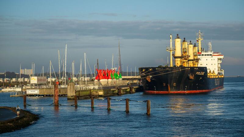 Bundesstelle ermittelt nach Frachter-Kollision Das Frachtschiff „Polesie“ liegt im Hafen.
