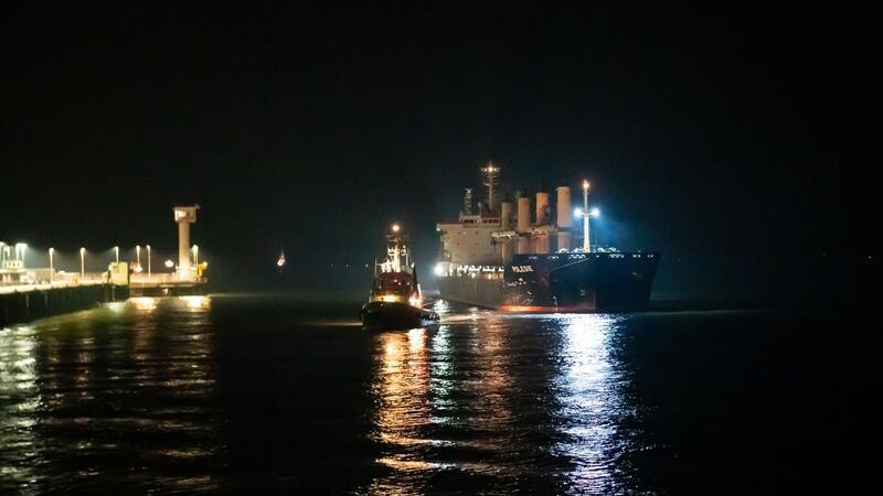Das Frachtschiff „Polesie“ wird von zwei Schleppern an den Kai der Seebäderbrücke in Cuxhaven gezogen.