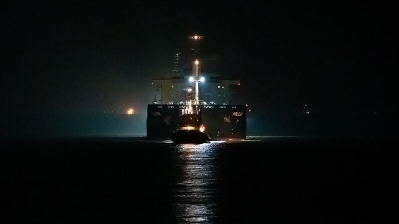 Das Frachtschiff «Polesie» wird von zwei Schleppern nach Cuxhaven geleitet.