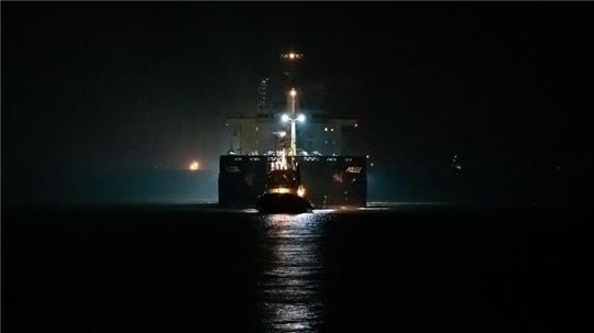 Das Frachtschiff «Polesie» wird von zwei Schleppern nach Cuxhaven geleitet.