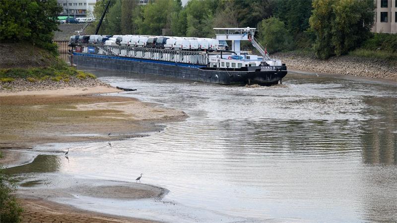 Das Frachtschiff Terra 2 am Montag auf der Sandbank am Ende eines  Düsseldorfer Hafenbeckens.