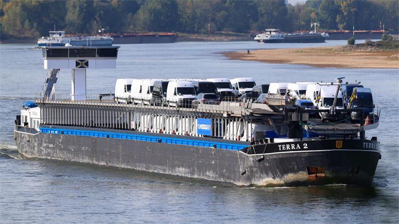 Das Frachtschiff kommt auf dem Rhein gut voran, hier ein Foto vom Duisburger Rheinufer aus.