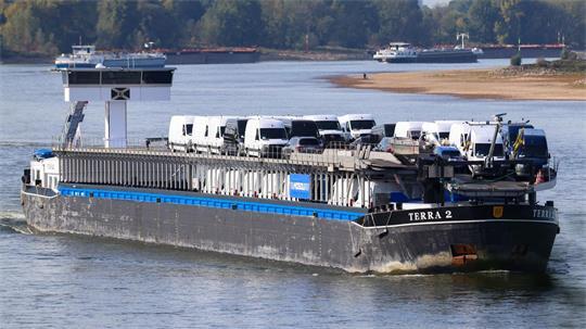 Das Frachtschiff kommt auf dem Rhein gut voran, hier ein Foto vom Duisburger Rheinufer aus.