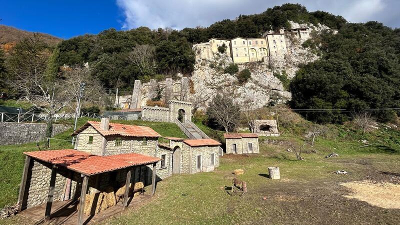 Jesuskind, Ochs und Esel - 800 Jahre Weihnachtskrippe Das Franziskanerkloster der mittelitalienischen Gemeinde Greccio.