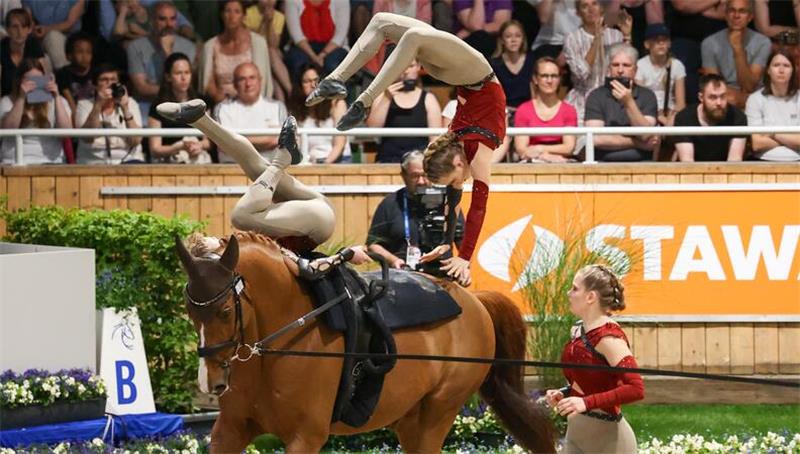 Tränen nach Triumph: Fredenbecks Sensations-Voltigierer im Umbruch Das Fredenbecker Juniorenteam beeindruckte vor allem mit seiner Kür und holte als Team Germany 2 den Nationenpreis.