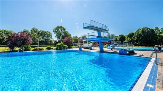 Das Freibad Harsefeld hat Personalprobleme und muss ab Juni die Öffnungszeiten einschränken.