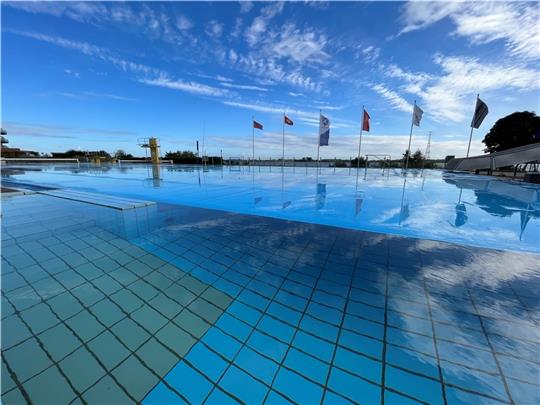 Das Freibad in Hollern-Twielenfleth soll Stand jetzt unter der Woche um 5.30 Uhr für die Frühschwimmer öffnen. Foto: Vasel (Archiv)