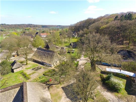 Das Freilichtmuseum am Kiekeberg muss am Montag schon wieder schließen, trotz seines weitläufigen Außengeländes gilt es als Museum. Foto: FLMK