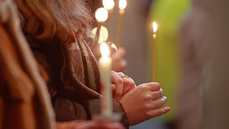 Das Friedeslicht aus Bethlehem wird jedes Jahr in der Geburtsgrotte Jesu von einem Kind entzündet und dann in die Welt getragen. Auch in einigen Kirchen im Kreis Stade wird es zu Weihnachten brennen.