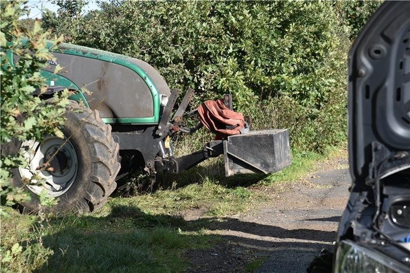 Das Frontgewicht des Traktors hat sich in die rechte Fahrzeugseite des Pkw gebohrt. Durch den dichten Bewuchs am Feldrand konnte der Traktor-Fahrer die Straße nicht einsehen, hätte also nicht fahren dürfen. Foto: Beneke
