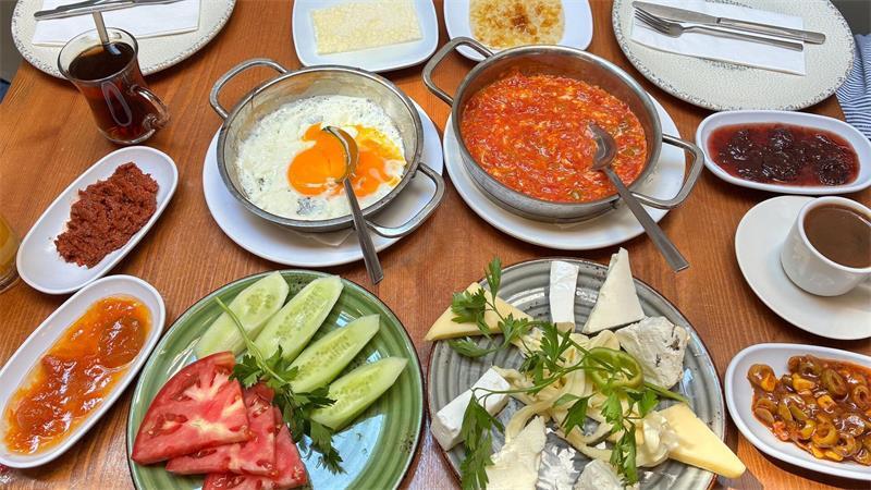 So frühstückt die Welt – ganz ohne Ernährungs-Hypes Das Frühstück aus der osttürkischen Provinz Van ist landesweit bekannt.