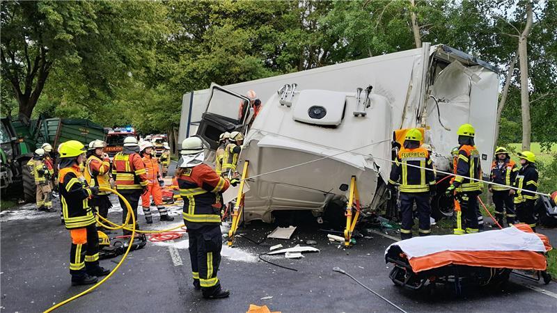 Das Führerhaus des Lasters wurde bei dem Zusammenstoß zwischen Rotenburg und Waffensen abgerissen, der Fahrer eingeklemmt.
