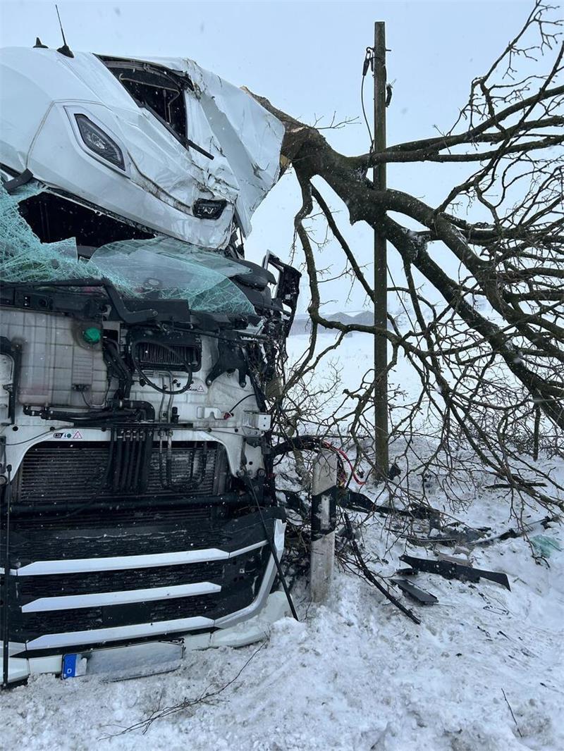 Das Führerhaus des Lkw wurde durch den Aufprall vollständig zerstört.