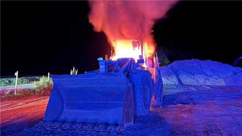 Radlader in Fredenbeck steht in Flammen Das Führerhaus des Radladers brannte komplett aus.