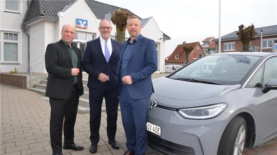 Das Führungsteam der Volksbank Kehdingen: Vorstandsvorsitzender Holger Franz aus Leer (Mitte) und die Bereichsleiter Björn Großmann (links) und Lars Keitsch mit dem neuen Elektroauto.