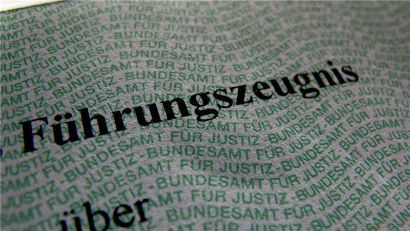 Das Führungszeugnis auf Papier soll weiter verfügbar sein. (Symbolbild)