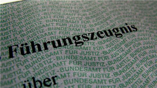 Das Führungszeugnis auf Papier soll weiter verfügbar sein. (Symbolbild)