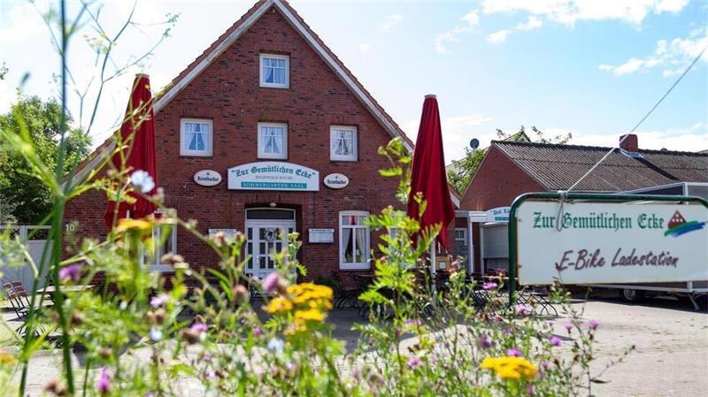 Das Gasthaus Zur Gemütlichen Ecke liegt am Weser-Radweg zwischen Bremerhaven und Cuxhaven.