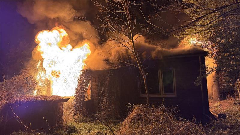 Unbewohntes Haus in Himmelpforten brennt bis auf die Grundmauern nieder Das Gebäude brannte bis auf die Grundmauern nieder.