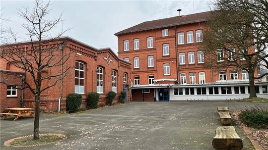 Das Gebäude der Albert-Schweitzer-Schule in Buxtehude wird im Auftrag des Landkreises grundlegend modernisiert.