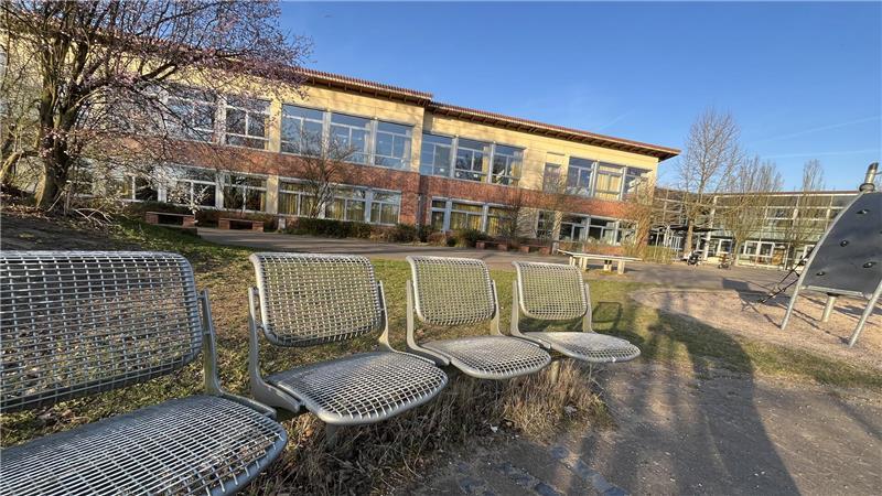 Buxtehuder Schulleiter schlagen Alarm - Neue Pläne für Haupt- und Realschule Das Gebäude der Realschule Süd ist erst ein Vierteljahrhundert alt und damit die neueste Buxtehuder Schule.
