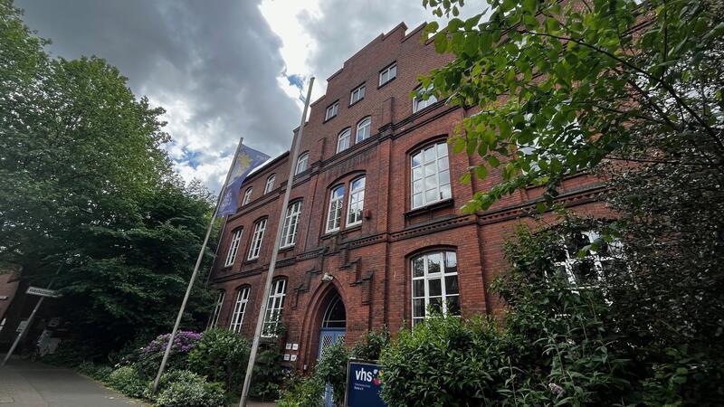 Die Schule der Braunhemden: Hier trainierte Stades Nazi-Kampftruppe Das Gebäude der heutigen VHS in Stade hat viel erlebt: Vor 1933 war es Taubstummenanstalt, dann machten die Nazis es zur SA-Schule. Später war es Mittelschule. Eine Etage wurde aufgestockt.