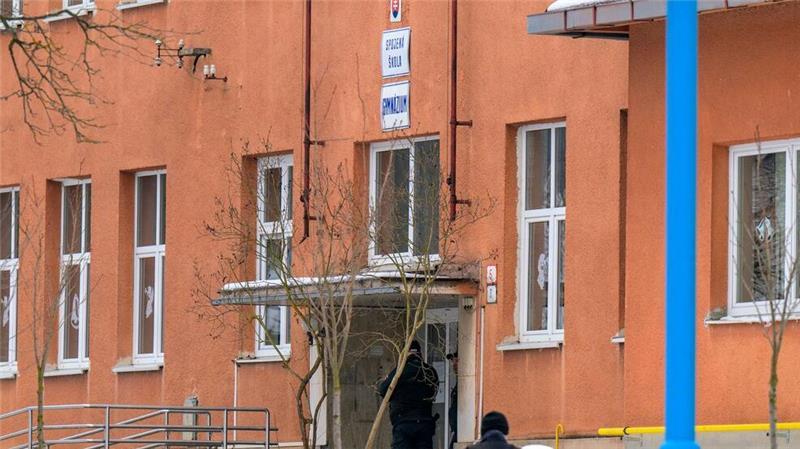 Mindestens zwei Tote in slowakischer Schule Das Gebäude des Gymnasiums, in dem der Amoklauf stattfand. Mit einem Messer hat ein 18 Jahre alter Schüler in einem Gymnasium in der Slowakei mindestens zwei Menschen getötet und mehrere verletzt.