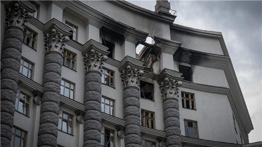 Das Gebäude des Ministerkabinetts ist nach einem russischen Angriff beschädigt.