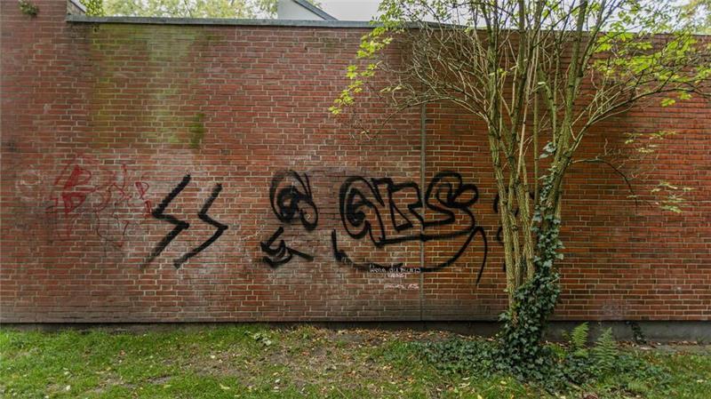 Das Gebäude des Seniorentreffpunktes Altbürgerhaus: SS steht für Schutzstaffel aus der Zeit des Nationalsozialismus und ist als verfassungsfeindliches Symbol verboten.
