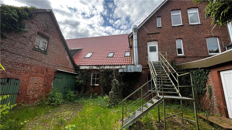 Verlassener Gasthof an der B73: Geschichte und Zukunft eines Lost Places Das Gebäude ist in die Jahre gekommen. Das ist besonders auf der hinteren Seite zu sehen.