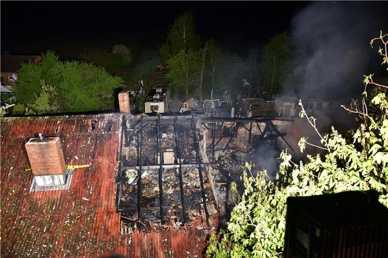 Feuer vernichtet landwirtschaftliches Anwesen in Kutenholz Das Gebäude ist nicht mehr nutz- und bewohnbar: Aus der Drehleiter-Perspektive wird das Ausmaß des Feuers deutlich.