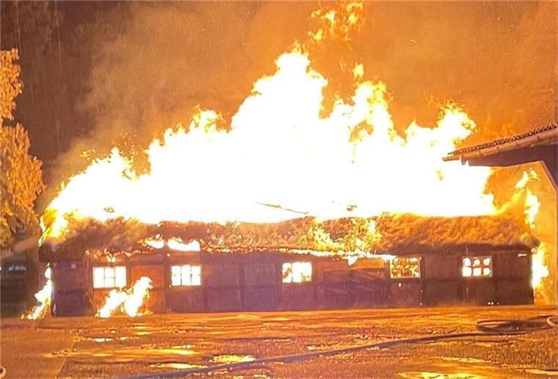 Blitzschlag zerstört Scheune des Landvolk-Chefs im Kreis Cuxhaven Das Gebäude ist nicht mehr zu retten. Foto: Daniel Schmonsees