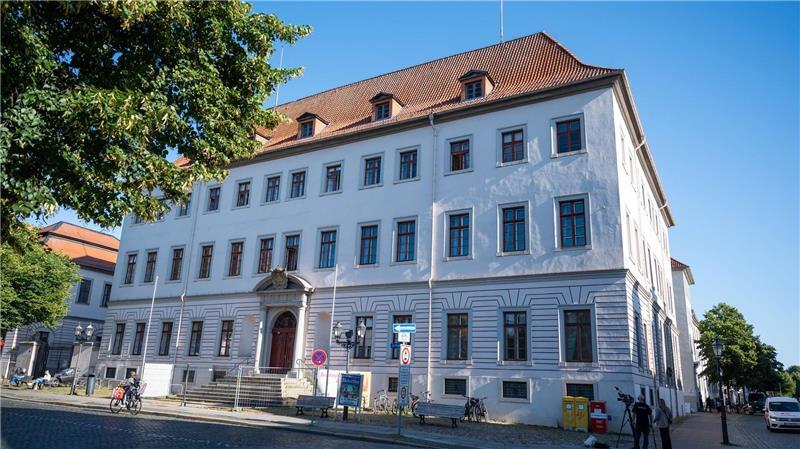 Hohe Haftstrafen für lukrativen Handel mit Einbürgerungen Das Gebäude mit den Verhandlungssälen des Landgerichts Lüneburg. (Archivbild)