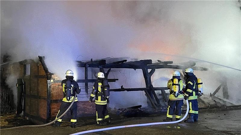 Blitzschlag zerstört Scheune des Landvolk-Chefs im Kreis Cuxhaven Das Gebäude von Jan Heusmann war nicht mehr zu retten. Foto: Daniel Schmonsees