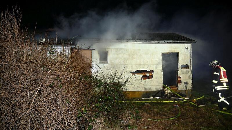 Dichter Rauch über Himmelpforten: Feuer zerstört Wohnhaus Das Gebäude wurde durch das Feuer komplett zerstört.