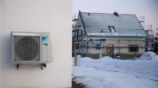 Das Gebäudeenergiegesetz sieht vor, dass von 2024 an jede neu eingebaute Heizung zu 65 Prozent mit Erneuerbaren Energien betrieben werden muss.